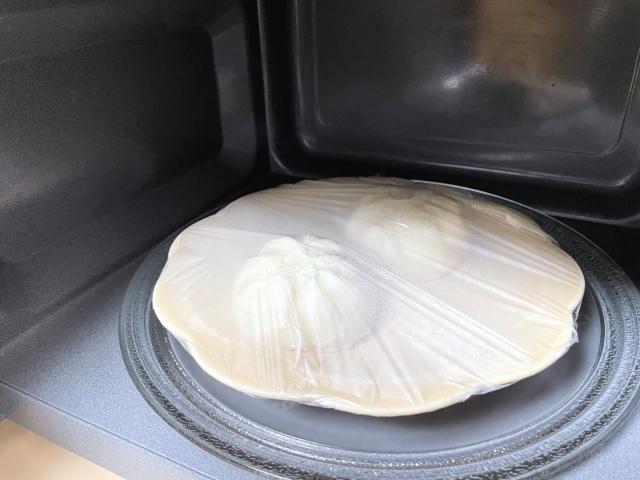 「肉まんをレンジで温めるには何が必要？手順や注意点も紹介」の記事サムネイル